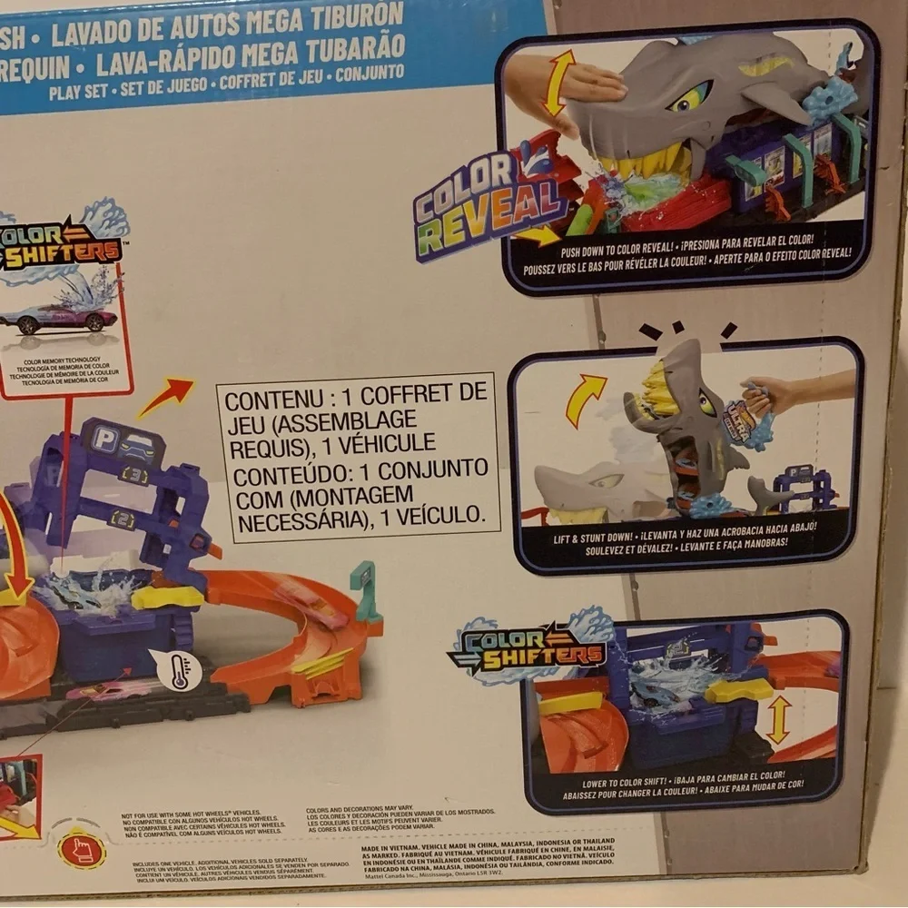 NIB. MATTEL Hot Wheels Ultra Shark Car Wash
